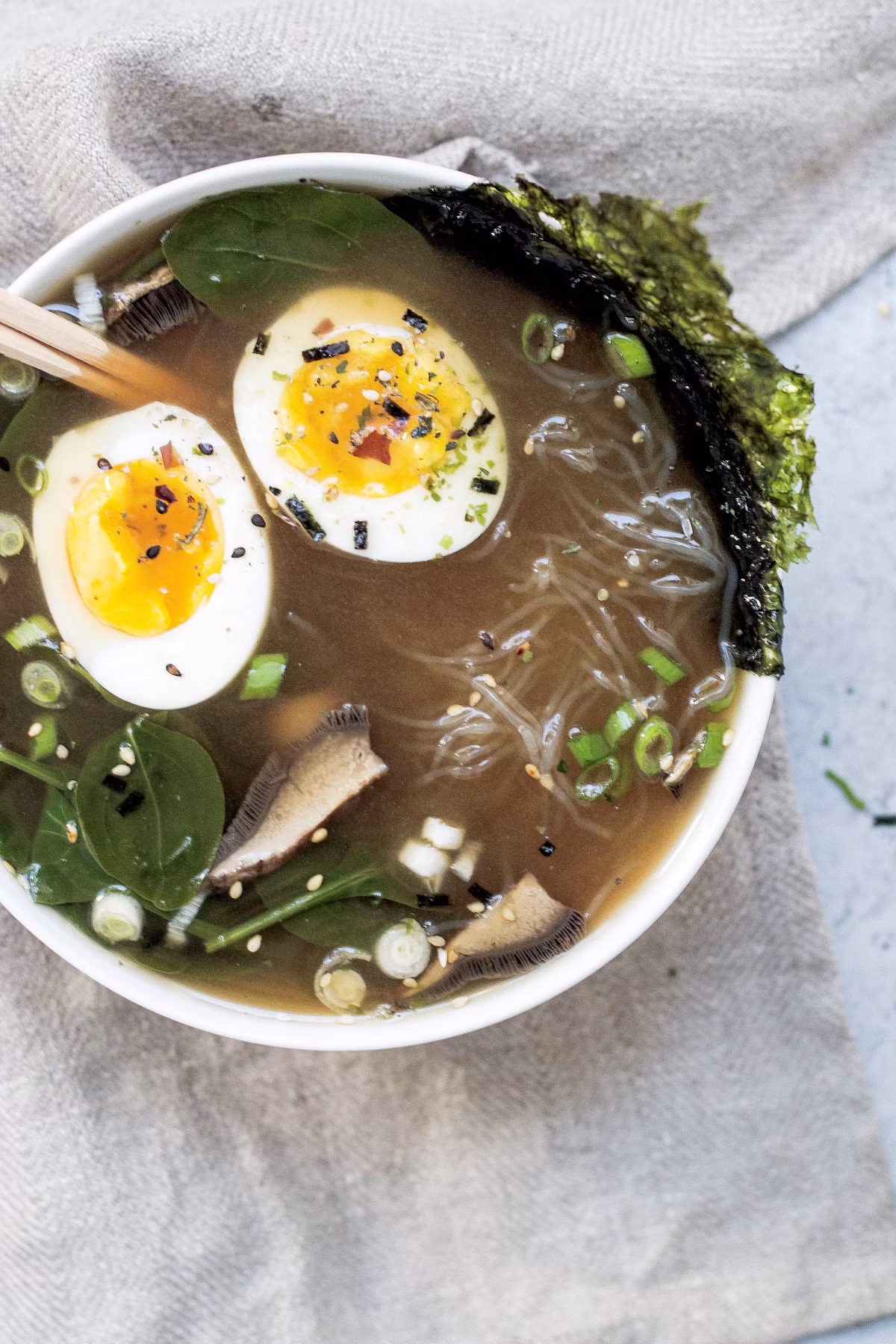 味玉・きのこ・海苔をのせた醤油ベースのラーメンのイメージ写真